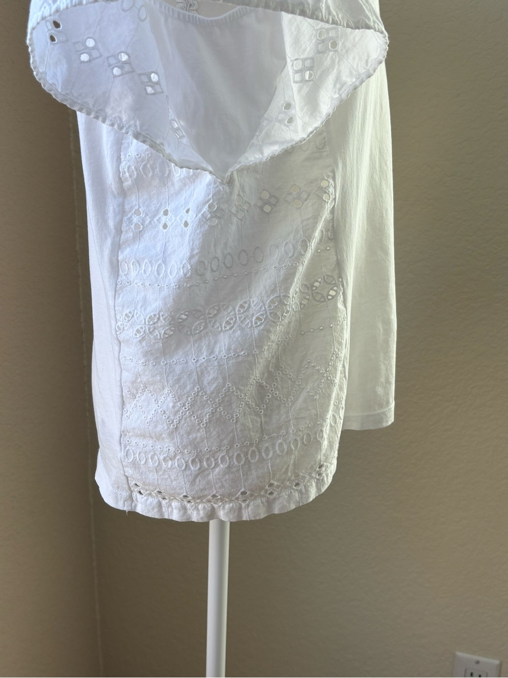 LOFT Women's White Tee with Embroidered Detail, Size M - Picture 4 of 7